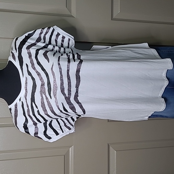 Apt. 9 Tops - NWT Apt. 9 White Zebra Print Glitter Top Size Medium